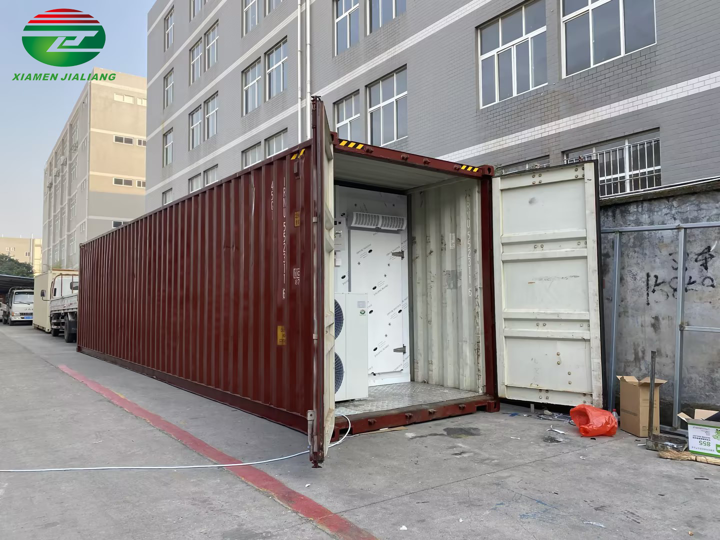 Fully enclosed container cold storage